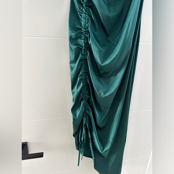 Emerald Green Satin V-Neck Midi Dress Ruched Slit Wedding Formal NWOT Size M - Picture 9 of 12